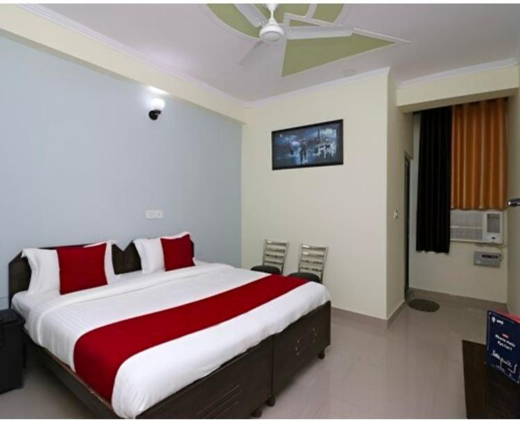 Hotel Aditya Residency Near Sector 63 Metro Station Нойда Екстер'єр фото