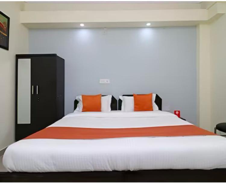 Hotel Aditya Residency Near Sector 63 Metro Station Нойда Екстер'єр фото