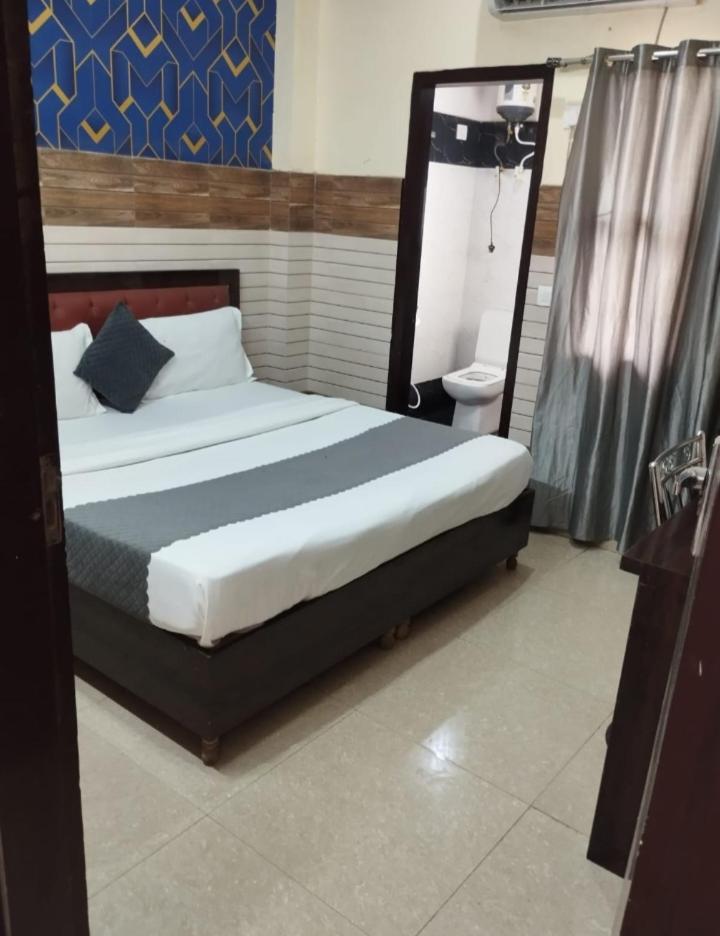 Hotel Aditya Residency Near Sector 63 Metro Station Нойда Екстер'єр фото