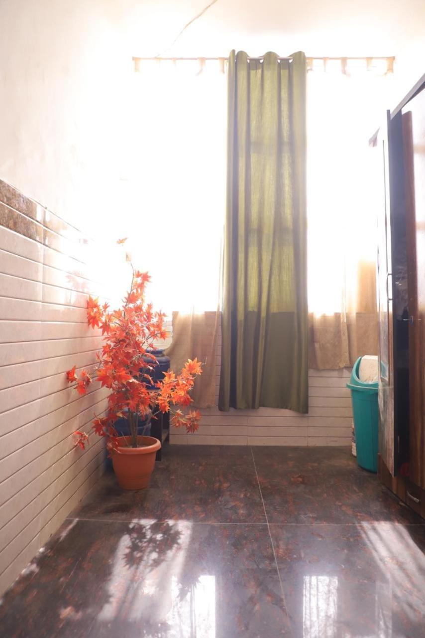 Hotel Aditya Residency Near Sector 63 Metro Station Нойда Екстер'єр фото