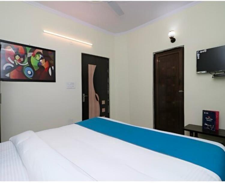Hotel Aditya Residency Near Sector 63 Metro Station Нойда Екстер'єр фото