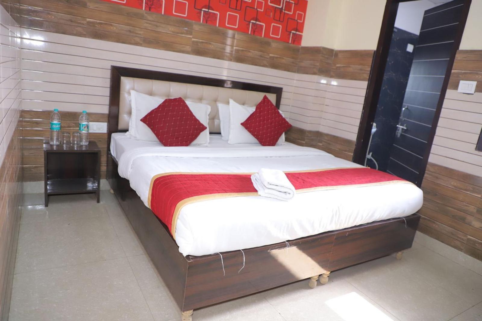 Hotel Aditya Residency Near Sector 63 Metro Station Нойда Екстер'єр фото
